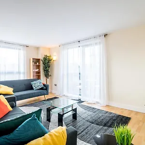 https://spacious-city-2-bed-2-bath-free-parking-wifi.yorkshirehotels.net